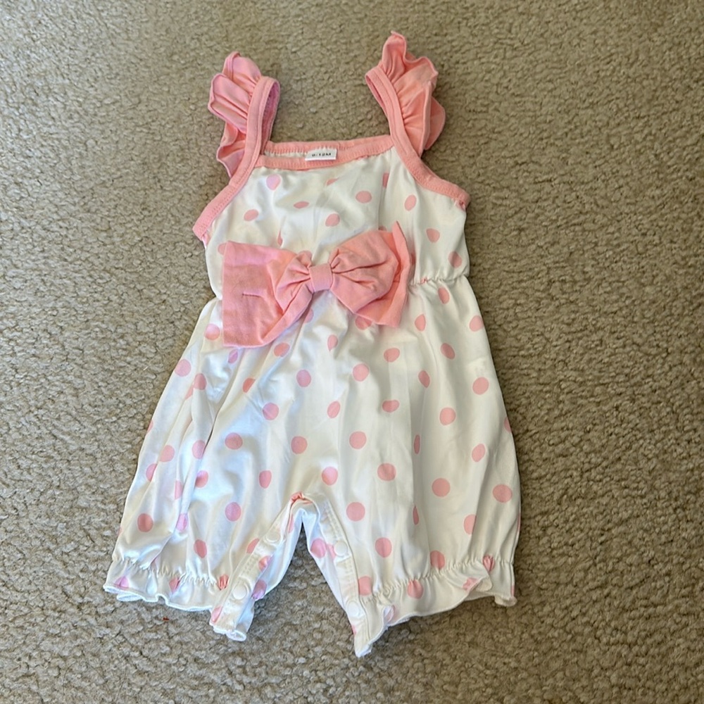 Polka dot romper for 9-12m EUC like new